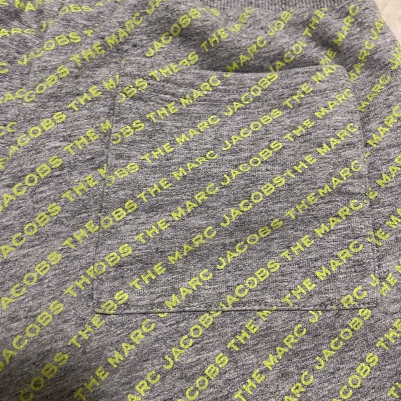 Marc Jacobs fleece bermuda shorts feature an all-over The Marc Jacobs print. - Picture 4 of 5